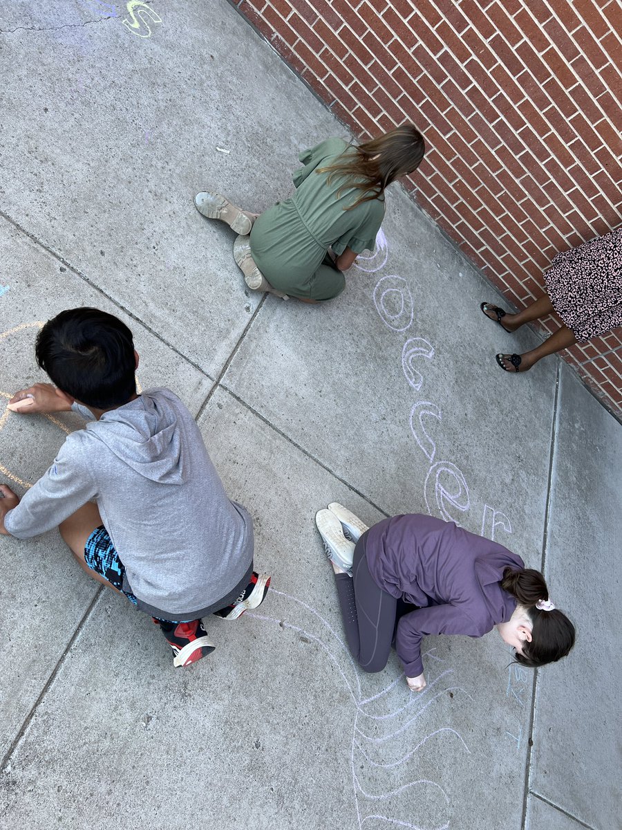 MrsRossi13's tweet photo. Illustrating our poems on this beautiful day! @McSpeddenES https://t.co/fOUQ0SGE3p