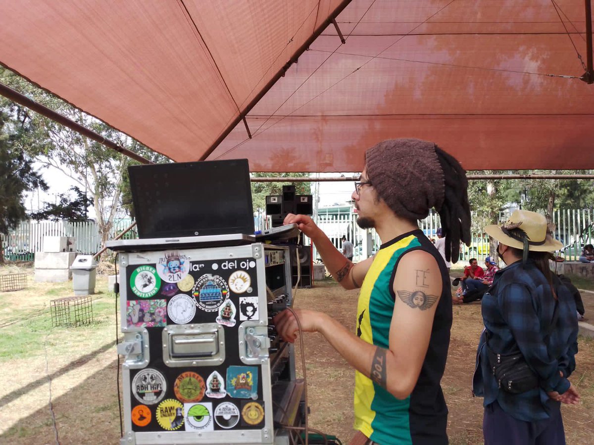 farotlahuac's tweet photo. Agradecemos a toda la comunidad de la FARO Tláhuac por su presencia en el concierto "Sonido Ejercito Libertador del Sur" / "Wayak Sound System" realizado en nuestras áreas verdes.
#EntradaLibre #Sororama #Palabrasquefluyen #FAROTlahuac #cultura #musica https://t.co/JwKgE3CfL3