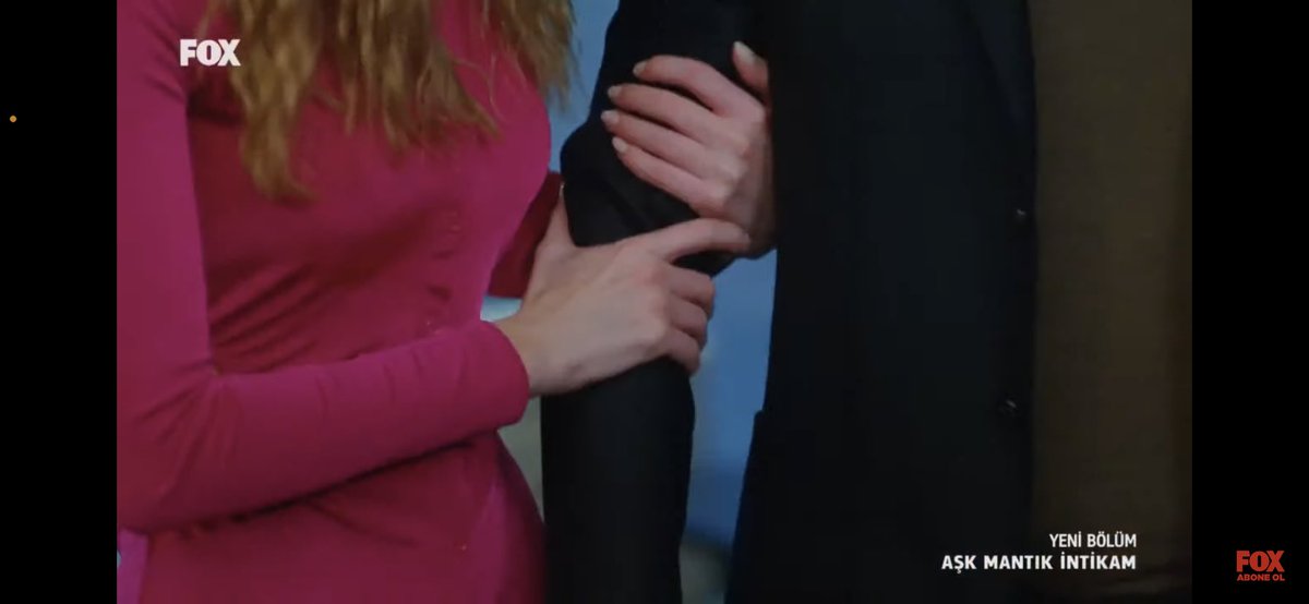 TurkishSeries00's tweet image. He’s turning to make her jealous 😂😂#AskMantıkİntikam #Erzan #sensizolmaz