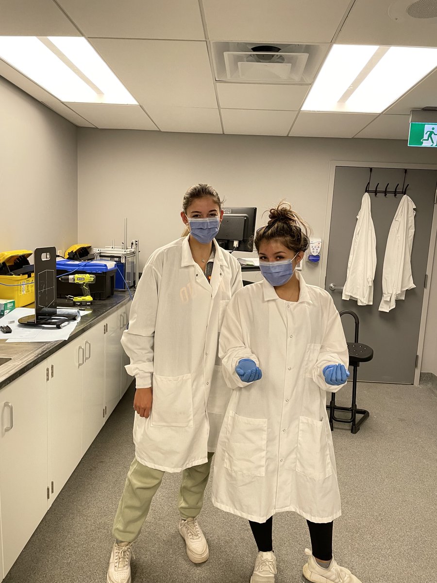 SkelObsLab's tweet image. Capstone team members and 4th-year @QueensMech students Kendall Glen and Sarah Poch testing their great mixed modality marker flag design! It&apos;s amazing to be back in the lab on a regular basis! @QueensMech @CHI_CIS @RainbowBiomech