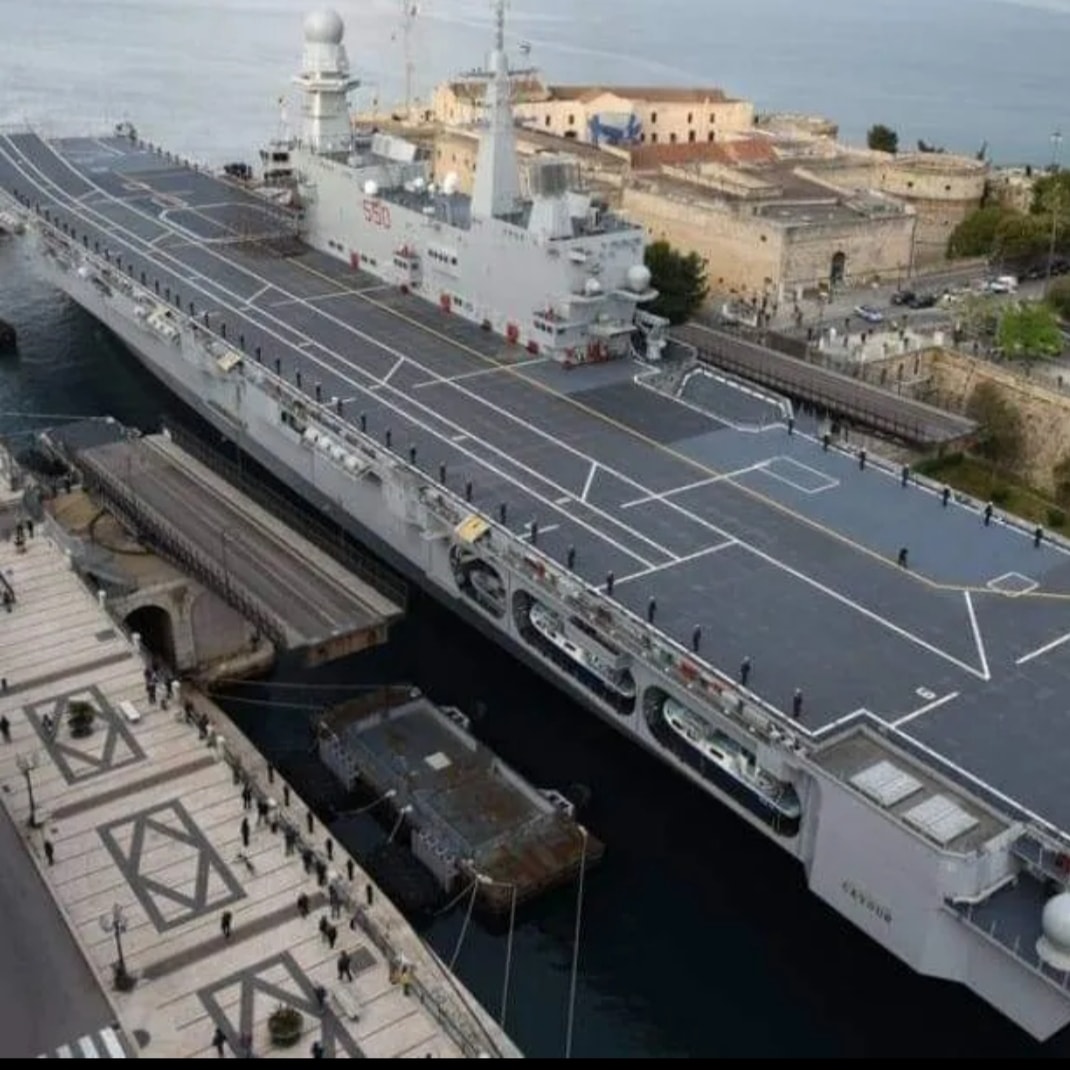 we_ci65's tweet photo. Qualcuno mi ha chiesto: "ma davvero il Ponte Girevole di Taranto, si apre per far passare le navi?"

Beh!!!

Ecco come appare Taranto
Quando nave Cavour passa dal canale navigabile di Taranto e dal ponte girevole 🇮🇹
Immagine bellissima e situazione unica al mondo! https://t.co/cojpGwJfO1