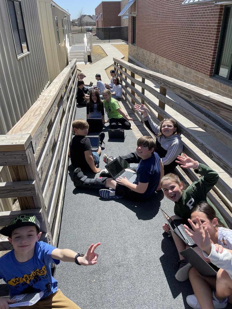 MrsShoemaker5th's tweet photo. @LightFarmsElem It’s a BEAUTIFUL day to take our learning outside!! Our #LFEleaders sure have “bright” futures ahead! 😎 https://t.co/KER4GHS4FE