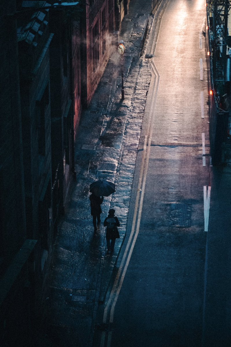 wandspja's tweet photo. Into the Headlights 
#streetphotography #edinburgh https://t.co/96OsoTL0vK