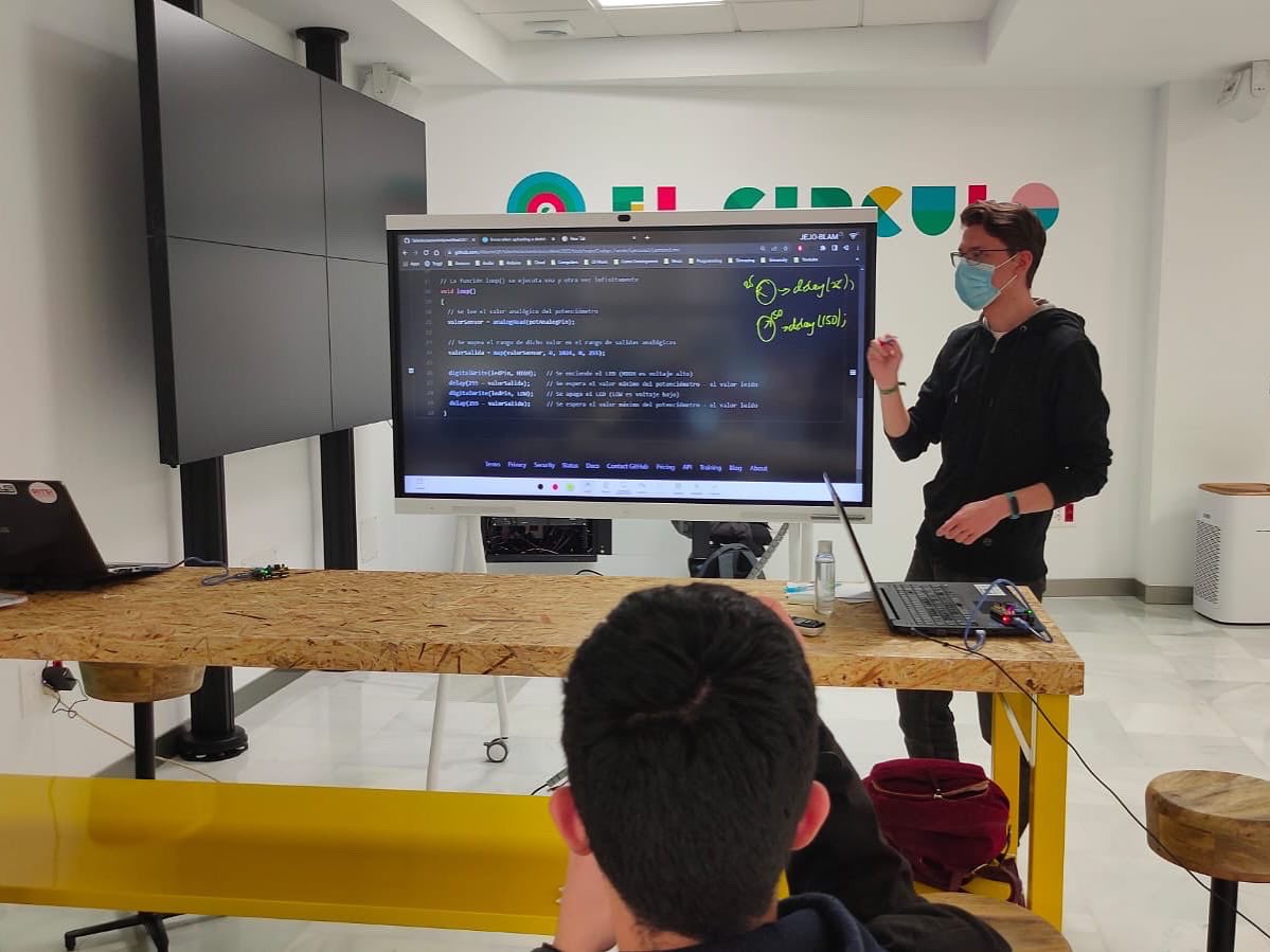 CircularFab's tweet image. ¡Qué bien nos lo hemos pasado! 🙌 Gracias a @its_albertoqp_ por este taller tan divertido. Hemos aprendido un montón. ¡No podemos esperar al próximo #ArduinoWeek! 👏

#maker #tecnología #innovación #Arduino