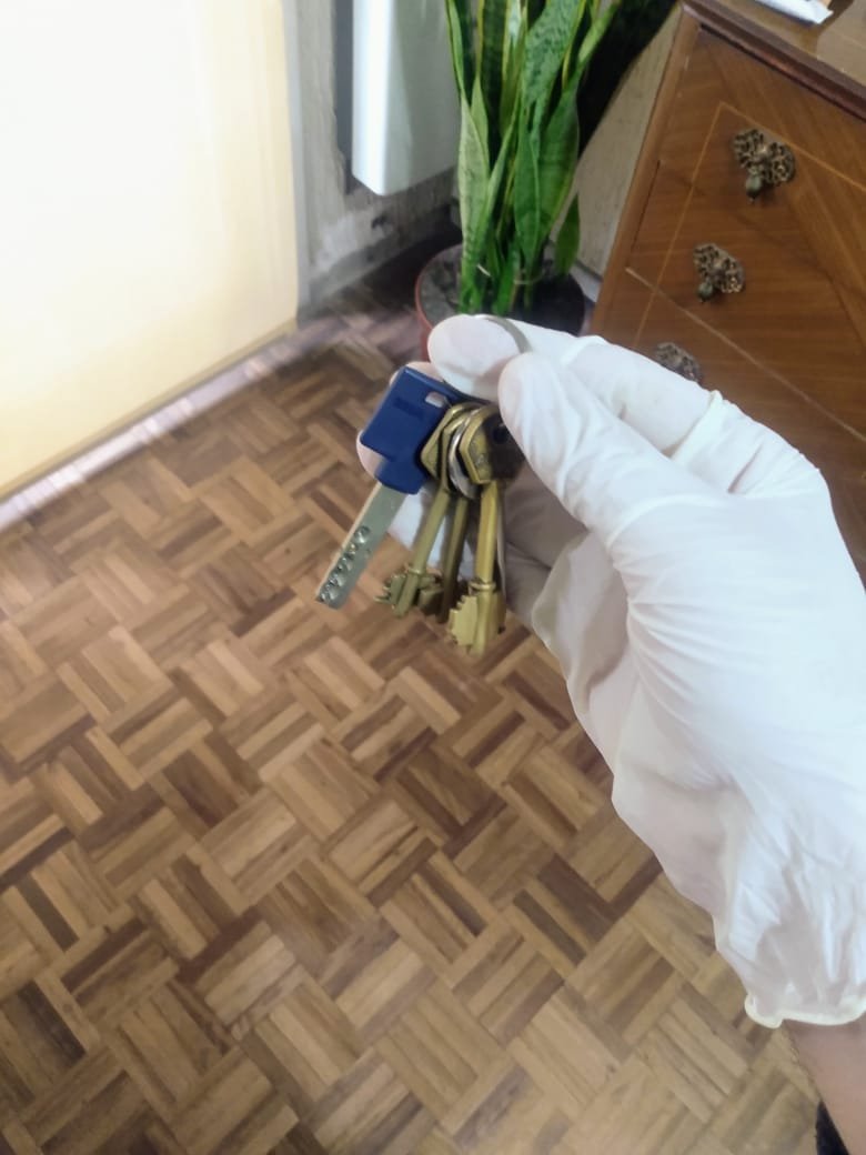 La dermatóloga me mandó a hacer un tratamiento en la mano y tengo que usar guantes de latex toda la semana. Así que estoy viviendo en un policial, cada objeto que agarro se convierte en evidencia encontrada en la escena del crimen.