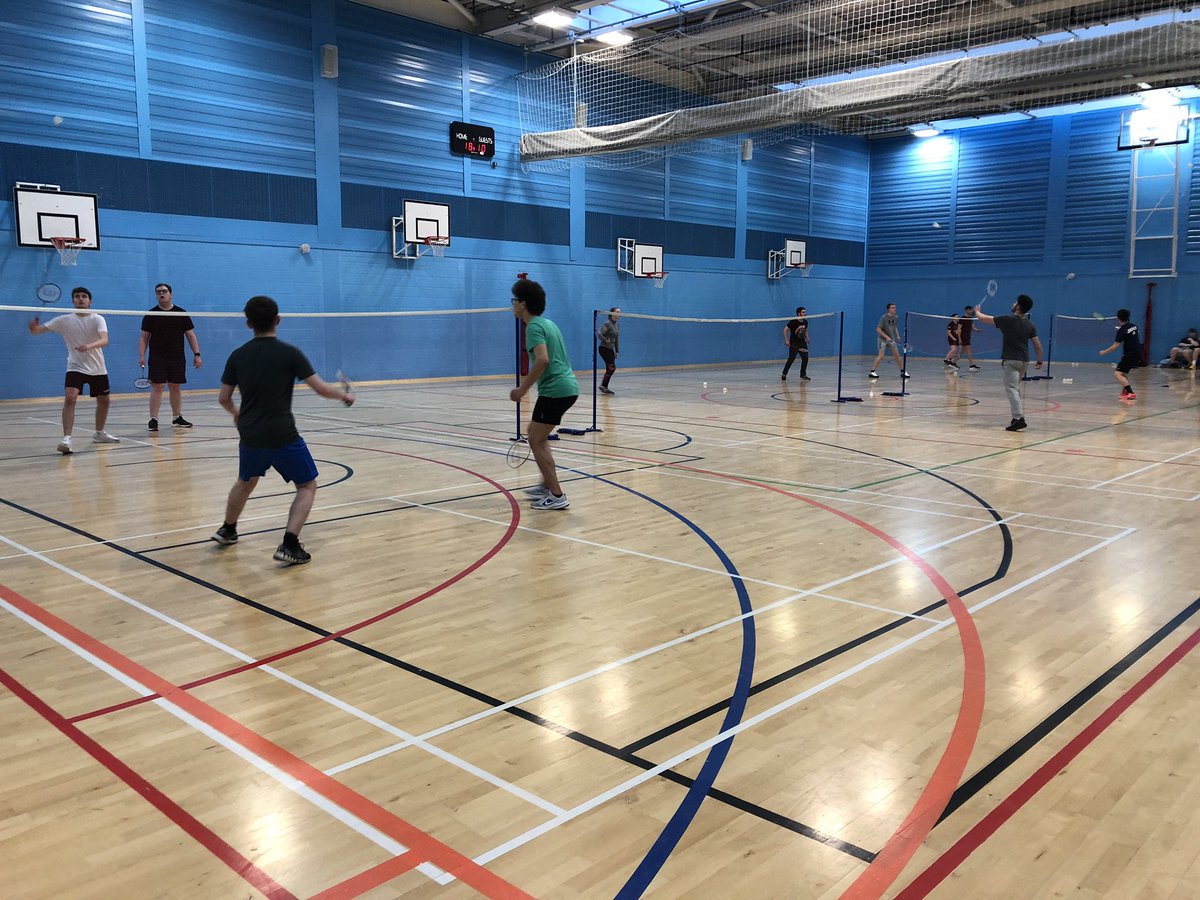 COGCSports's tweet photo. Great to see the @CofGCollege badminton club going from strength to strength, with 20 student participants from city and riverside campuses. Well done to @city_sa coach Maria Leith on working with such a high numbers 👏🏸 #studentsport #recreationalbadminton #healthylifestyle https://t.co/tt3WfH3tTt