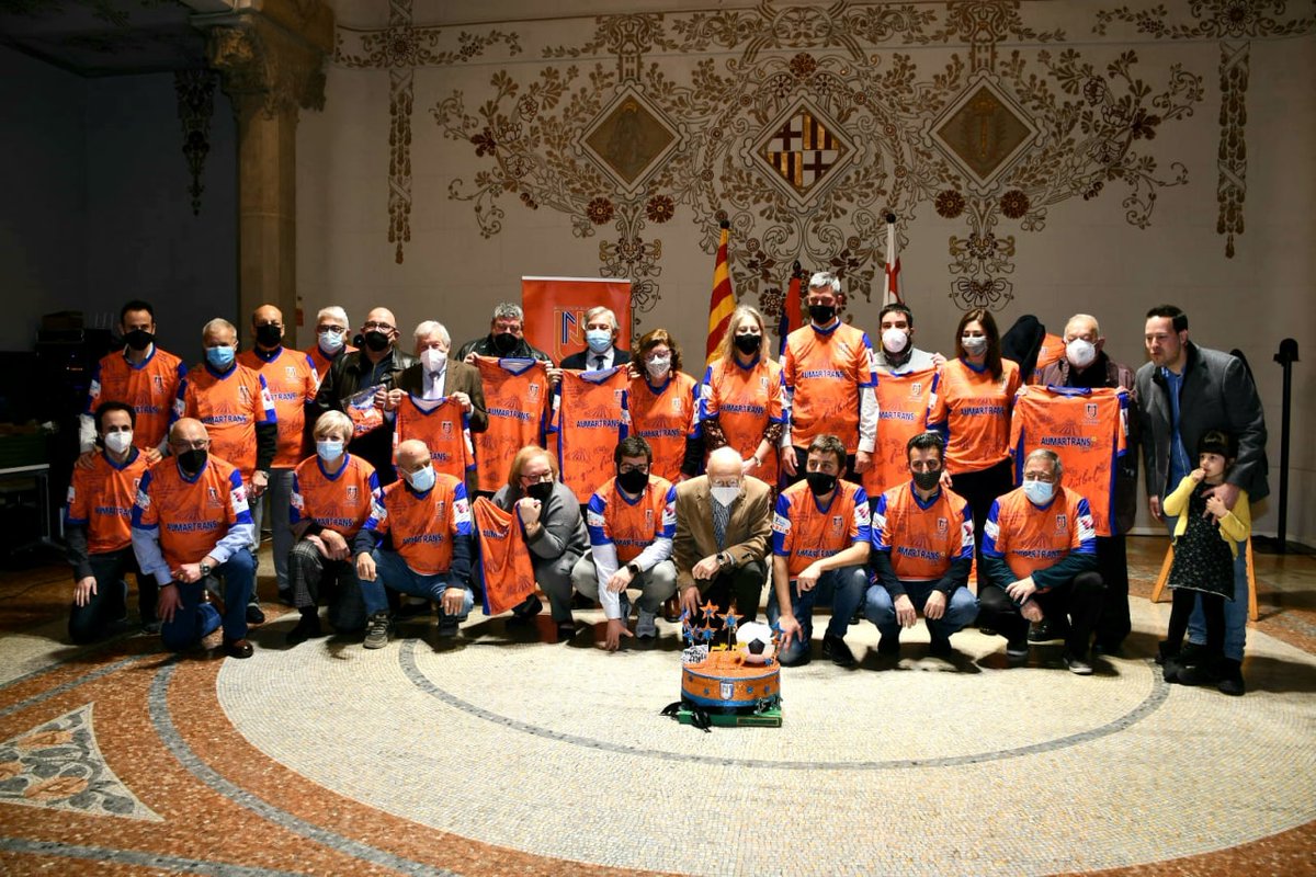 MarcSerraSole's tweet photo. Celebrem el 75è aniversari del @SEMercatNou! Un club vinculat al Mercat de Sants des del naixement, pioner amb el futbol femení i que ens fa sentir orgull de barri.

Seguim treballant per fer que el club torni a casa seva: el camp de Magòria. Som-hi! #SomMercatNou 🧡💙 https://t.co/nqyQbdCCe1