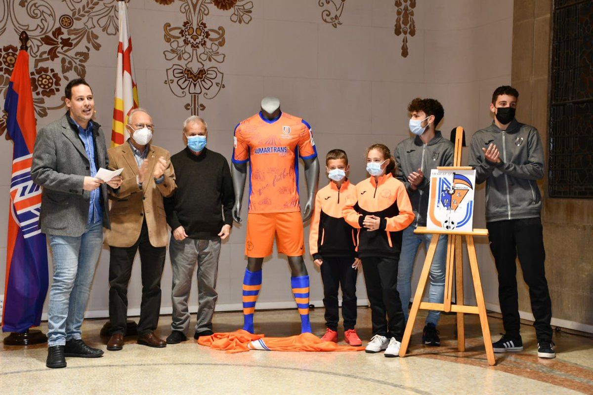 MarcSerraSole's tweet photo. Celebrem el 75è aniversari del @SEMercatNou! Un club vinculat al Mercat de Sants des del naixement, pioner amb el futbol femení i que ens fa sentir orgull de barri.

Seguim treballant per fer que el club torni a casa seva: el camp de Magòria. Som-hi! #SomMercatNou 🧡💙 https://t.co/nqyQbdCCe1