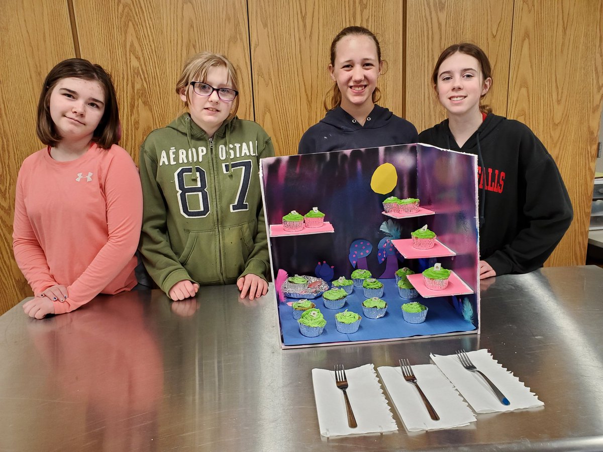 LagoshSandy's tweet photo. 8th Hour cupcake wars...Outer Space theme @goodhueschool https://t.co/tjXaR1681s