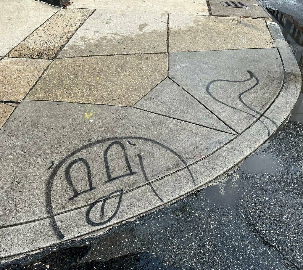 CharityJen's tweet photo. New art in the neighborhood!
Happy Friday from Philly… 
🖌
#unidentifiablecreature #peekaboo #streetart #literally #thisisphilly https://t.co/zXVtMygbUv