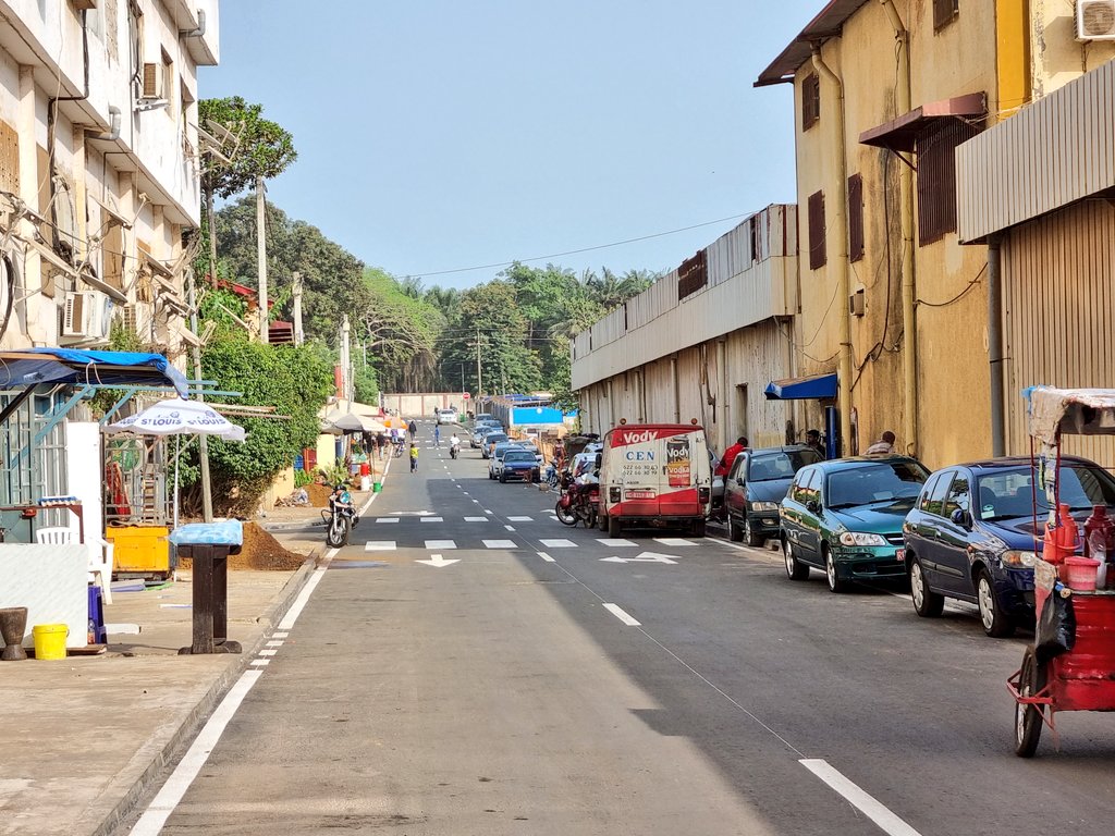 bahoro09's tweet photo. En 📷, des ruelles dans des quartiers à Conakry.
Ces travaux ont debuté en Octobre 2019 et entrent dans le plan global de reconstruction des voiries de la ville par l'entreprise #CBITEC.
Ils sont financés dans le cadre de l'accord cadre Chine/Guinée.
#MTPGN #TweetComMoustapha https://t.co/Dpf18S7ilT