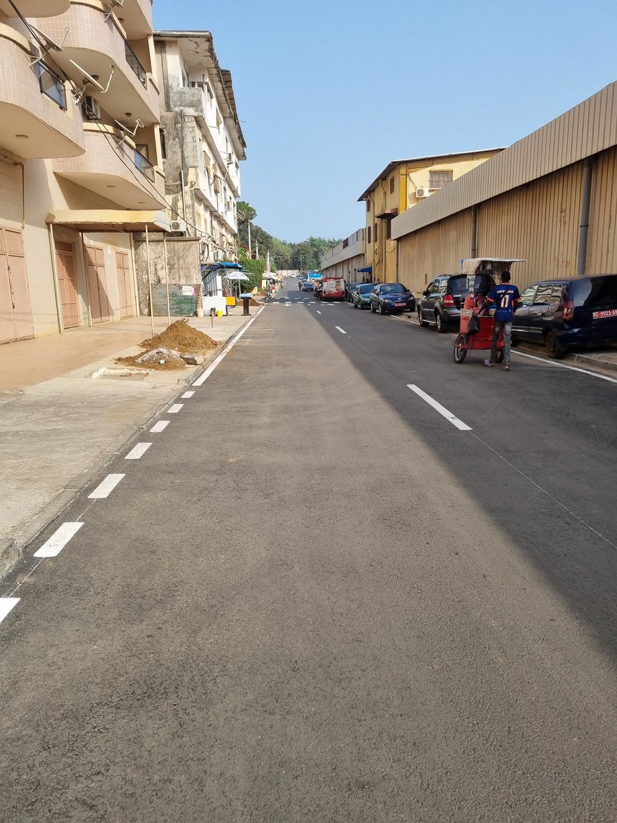 bahoro09's tweet photo. En 📷, des ruelles dans des quartiers à Conakry.
Ces travaux ont debuté en Octobre 2019 et entrent dans le plan global de reconstruction des voiries de la ville par l'entreprise #CBITEC.
Ils sont financés dans le cadre de l'accord cadre Chine/Guinée.
#MTPGN #TweetComMoustapha https://t.co/Dpf18S7ilT