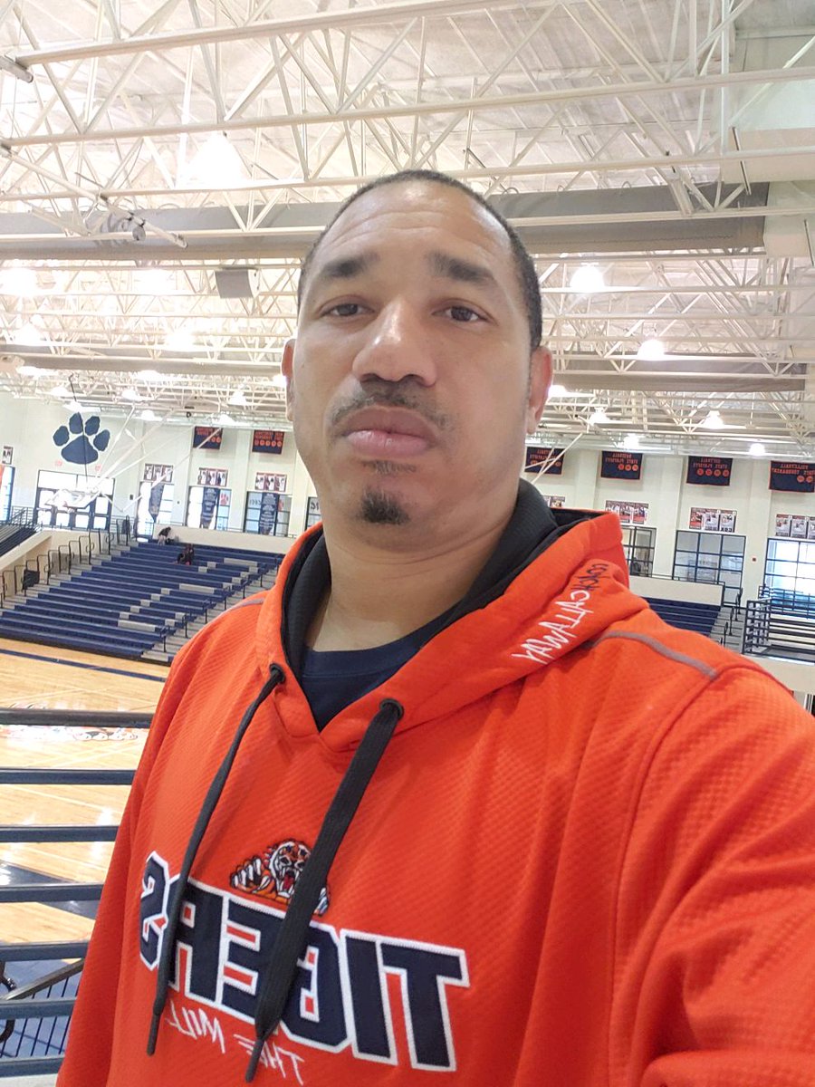 XiChiSigma1914's tweet image. We honor National Kidney Month by wearing orange and celebrating our chapter brother Vaughn Irons' kidney transplant story. @nkf #PBS108 #VaughnStrong #GDOLD