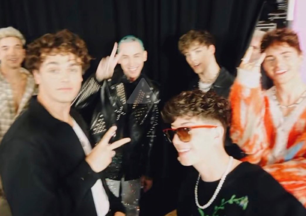 whydontwemusic's tweet photo. collab soon? @iamblackbear 👀 https://t.co/9QgVjlPwG3