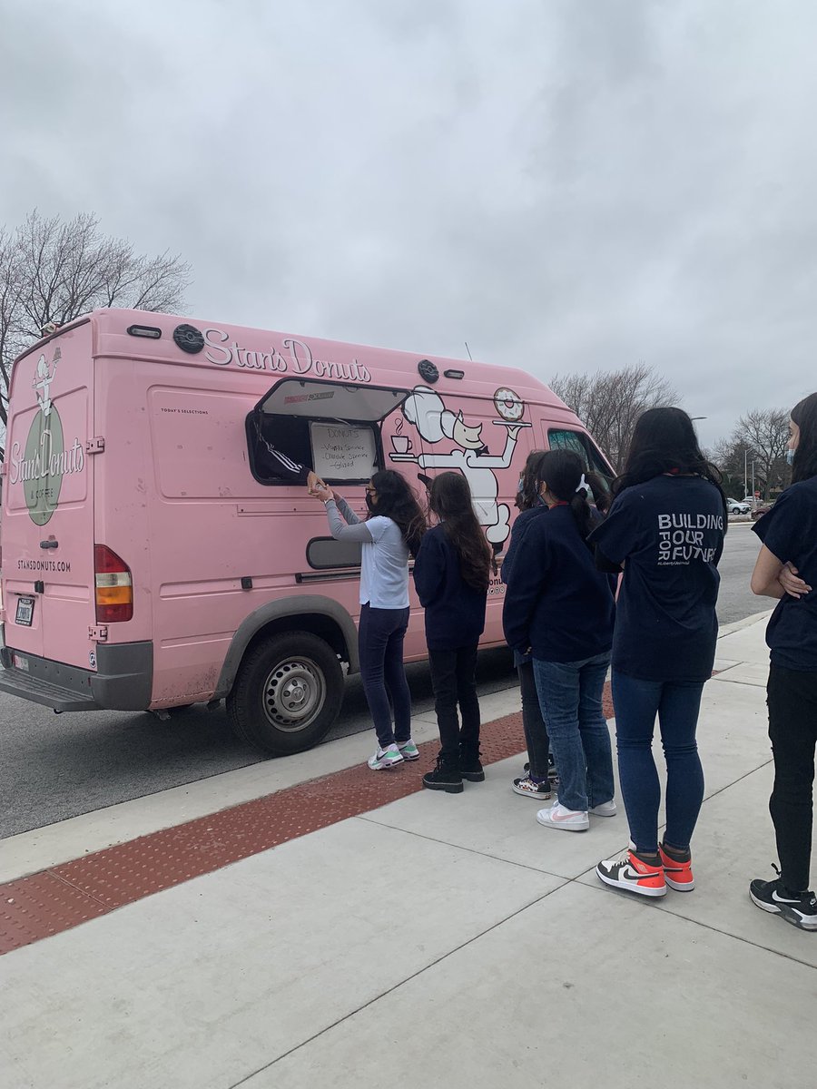 msullivanljhs's tweet photo. Thanks @StansDonutsCHI! Students who showed respect third quarter earned a treat today! #patriotpride #burbank111 https://t.co/jwHRaunj0X