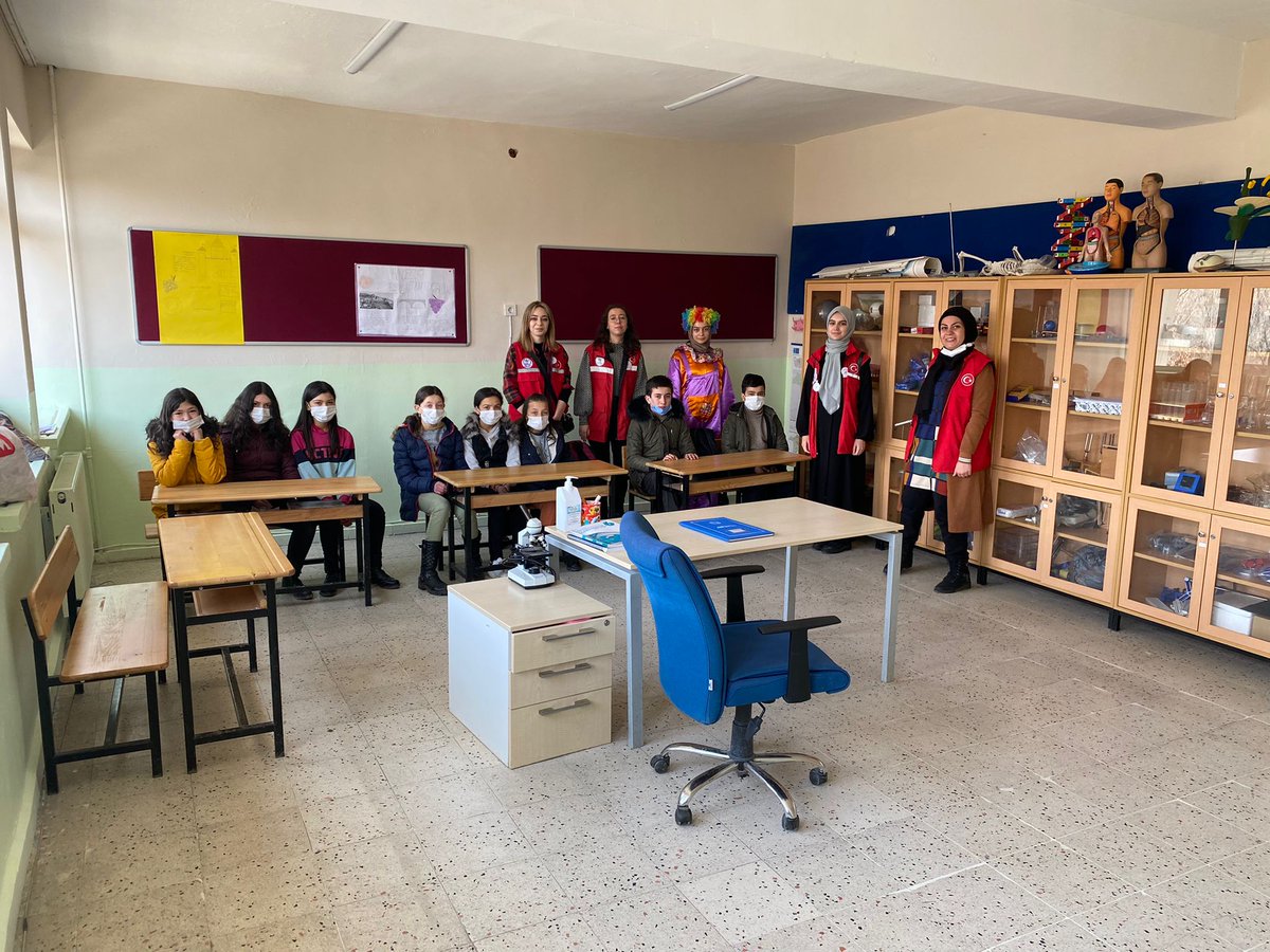 Kalecikilcemem's tweet photo. Kaymakamımız Sn. U.Emre KOYUNCU,İlçe Milli Eğitim Müdürümüz Sn. @cilbars ve İlçe Jandarma Komutanımız Sn.Faik SERBEST'in katılımıyla @damlaankaraa Hasayaz Ortaokulu'nda gönüllülük faaliyetleri kapsamında öğrencilerimizle eğlenceli etkinlikler düzenledi.Kendilerine teşekkür ederiz https://t.co/zctd4xAMYj