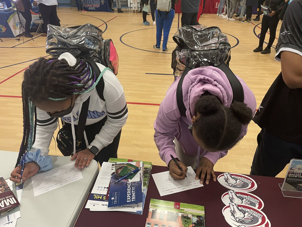 KKCRecruiterJG's tweet photo. Having a great time today presenting to senior classes and now the College and Career Fair at Thornridge Highschool. These juniors and seniors are excited to learn more about the tremendous opportunities available at @KK_College 

@KKCEnrollment 🐴 https://t.co/UA9O6jt86C