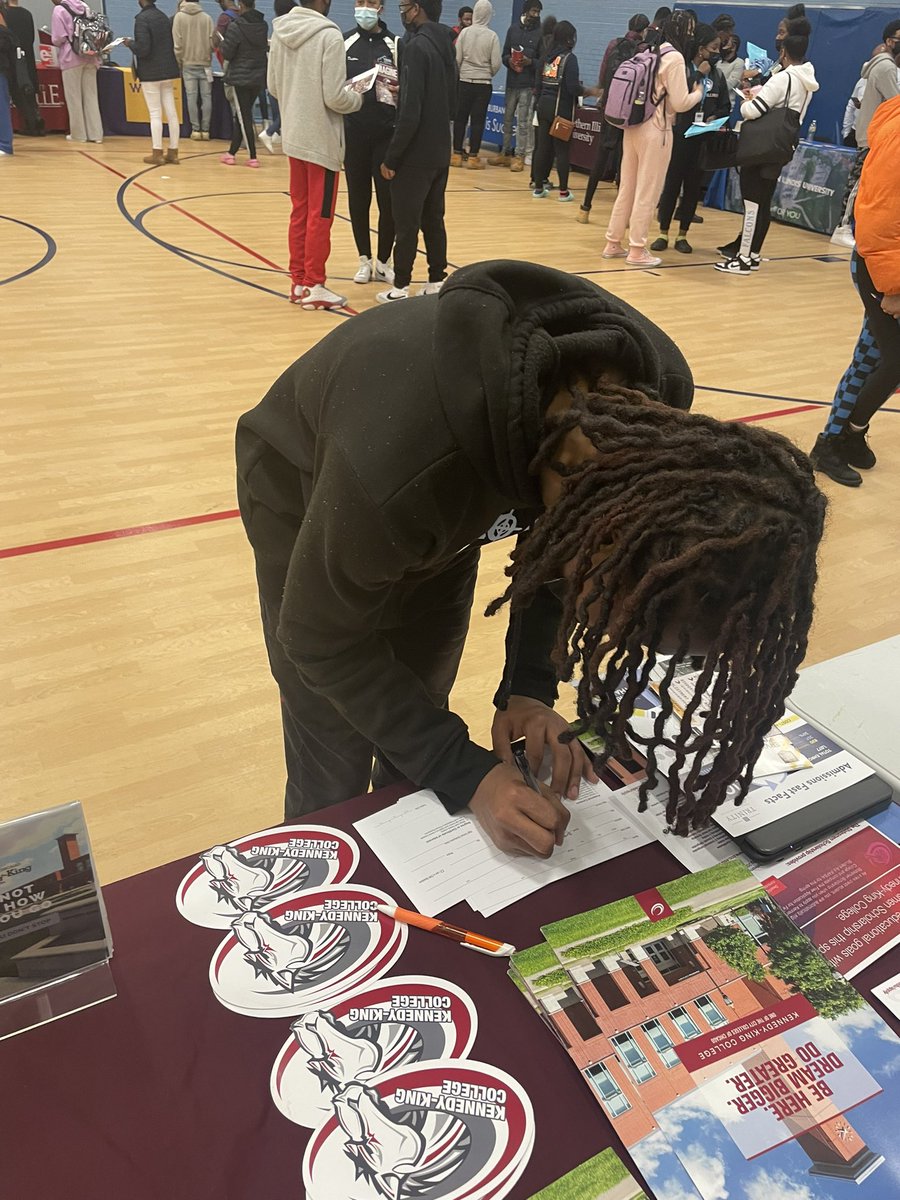 KKCRecruiterJG's tweet photo. Having a great time today presenting to senior classes and now the College and Career Fair at Thornridge Highschool. These juniors and seniors are excited to learn more about the tremendous opportunities available at @KK_College 

@KKCEnrollment 🐴 https://t.co/UA9O6jt86C