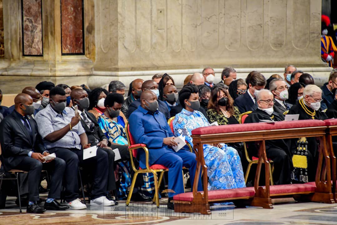 #Burundi Le Président Evariste #Ndayishimiye, accompagné par la Première Dame, a pris part à une cérémonie pénitentielle et à l’Acte de consécration de l’Eglise et de l’Humanité au Cœur Immaculé de Marie, présidés par le Souverain Pontife dans la basilique Saint-Pierre au Vatican