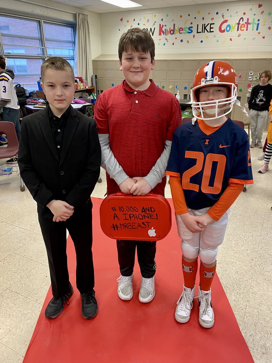 MrsTaylor1721's tweet photo. We rolled out the red carpet in 5th grade this morning! It was so nice to be joined by such Hollywood stars, celebrities, athletes, and historical figures! https://t.co/Sra9hs7mS3