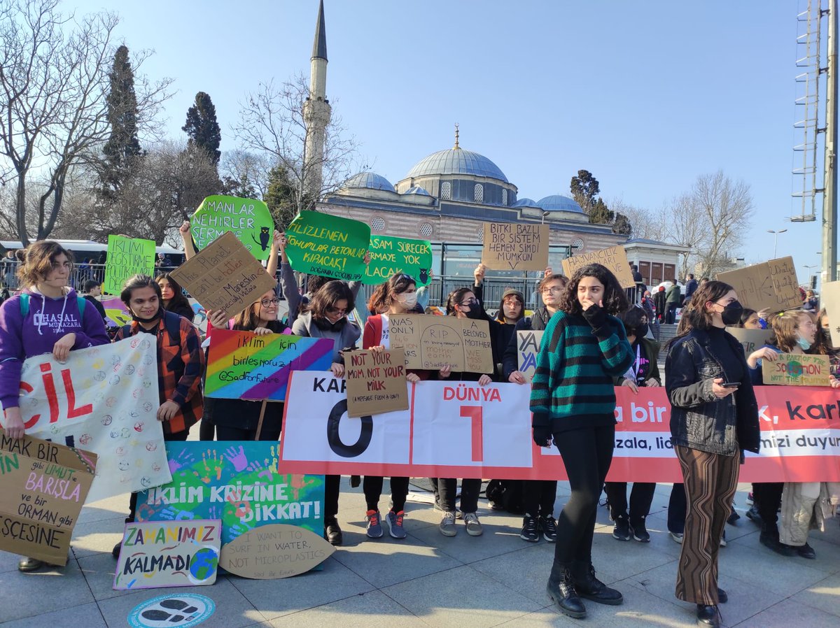 YeryuzuEkolojii's tweet photo. Kızıl Sincaplar (@DogannCocuklari) bugün küresel iklim grevine ses olmak için, ekoloji örgütleri, iklim eylemcileri ile birlikte sokaklardaydı. 🐿️🦉

İstanbul, İzmir, Denizli, Bursa, Adana, Mersin ve Antakya 🌿

Sermaye düzenine karşı anti-kapitalist mücadelemiz büyüyor. 💪 https://t.co/EGwjKgfnQZ