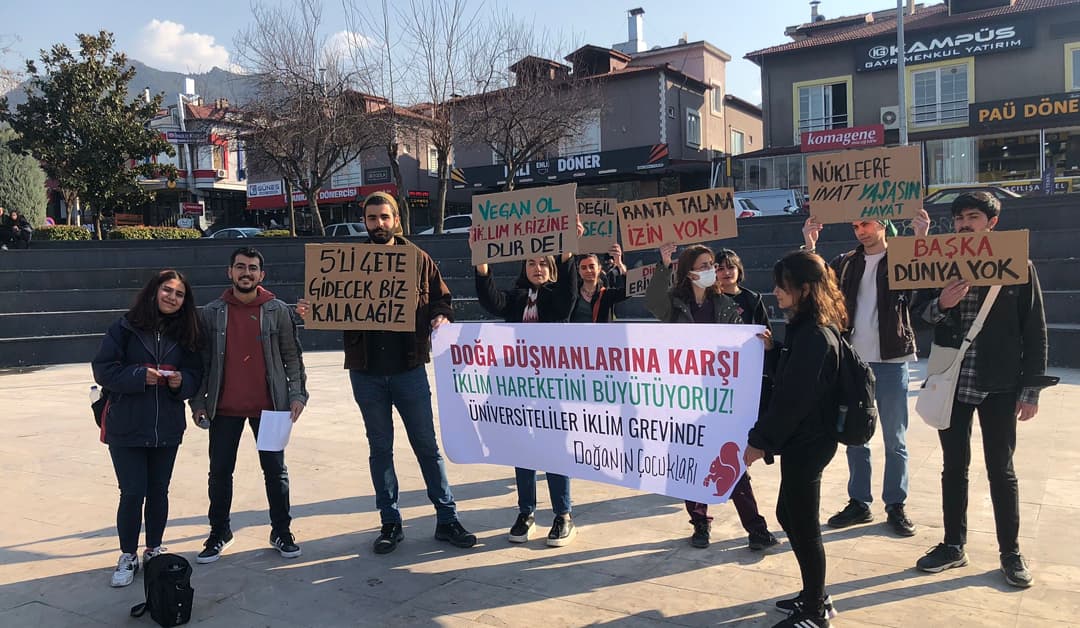YeryuzuEkolojii's tweet photo. Kızıl Sincaplar (@DogannCocuklari) bugün küresel iklim grevine ses olmak için, ekoloji örgütleri, iklim eylemcileri ile birlikte sokaklardaydı. 🐿️🦉

İstanbul, İzmir, Denizli, Bursa, Adana, Mersin ve Antakya 🌿

Sermaye düzenine karşı anti-kapitalist mücadelemiz büyüyor. 💪 https://t.co/EGwjKgfnQZ