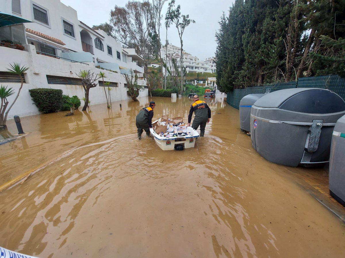 Llevamos varios días intensos con múltiples salidas provocadas por el temporal de viento y tormenta 😓 #Marbella #Sol #bomberos #emergencias