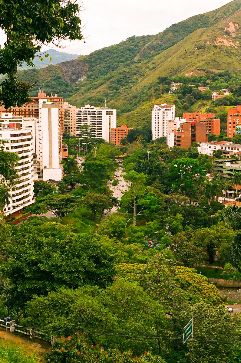 atlasleo's tweet photo. Una linda instantánea del rio Cali, foto tomada en rollo 35mm Fuji C200 y todo porque el rollo no ha muerto =)
#OrgullosamenteCaleño #CaliCo https://t.co/Jte4LR7SzG