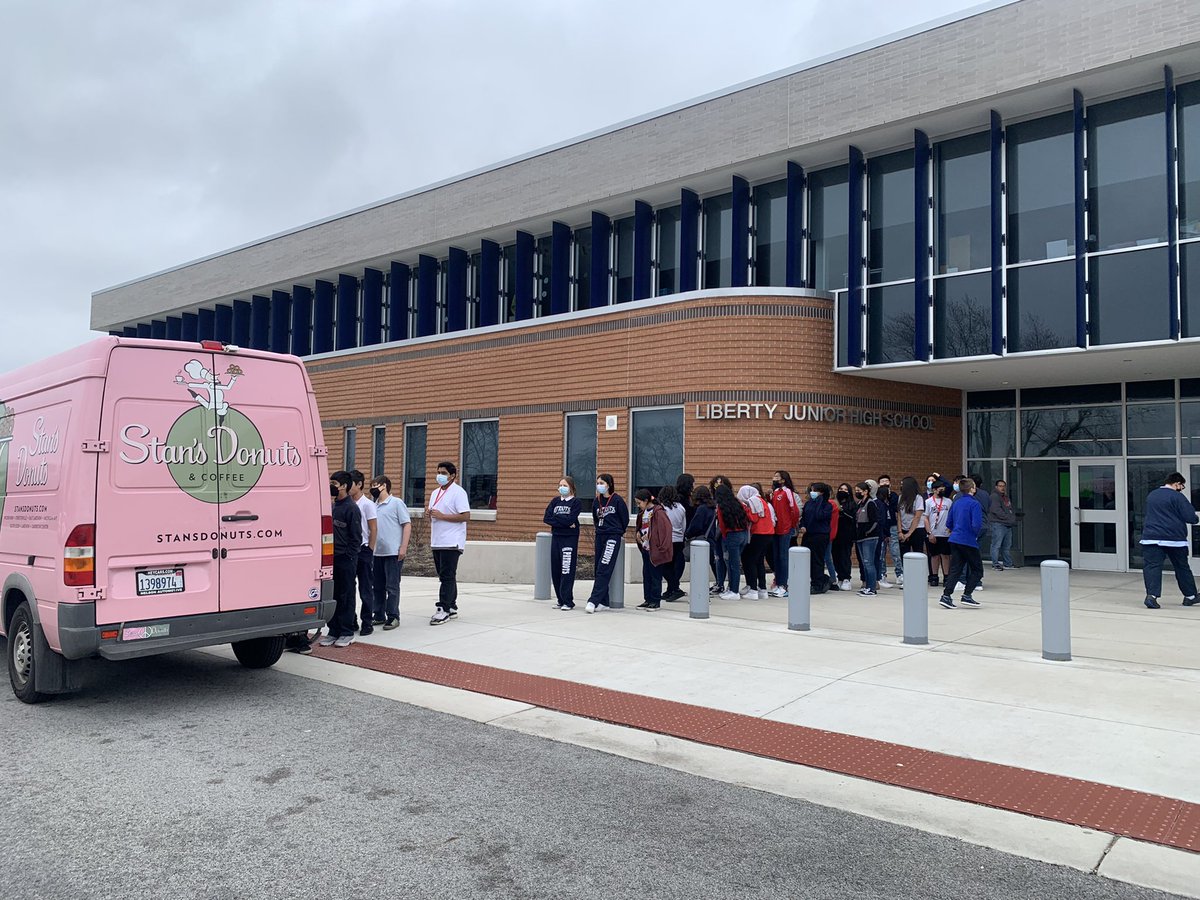 MissChilds111's tweet photo. Thanks to @StansDonutsCHI for helping us celebrate our respectful students in quarter three!! 🍩🤍 #LJHPatriotPride ❤️🤍💙 https://t.co/zmvCB7G5HN