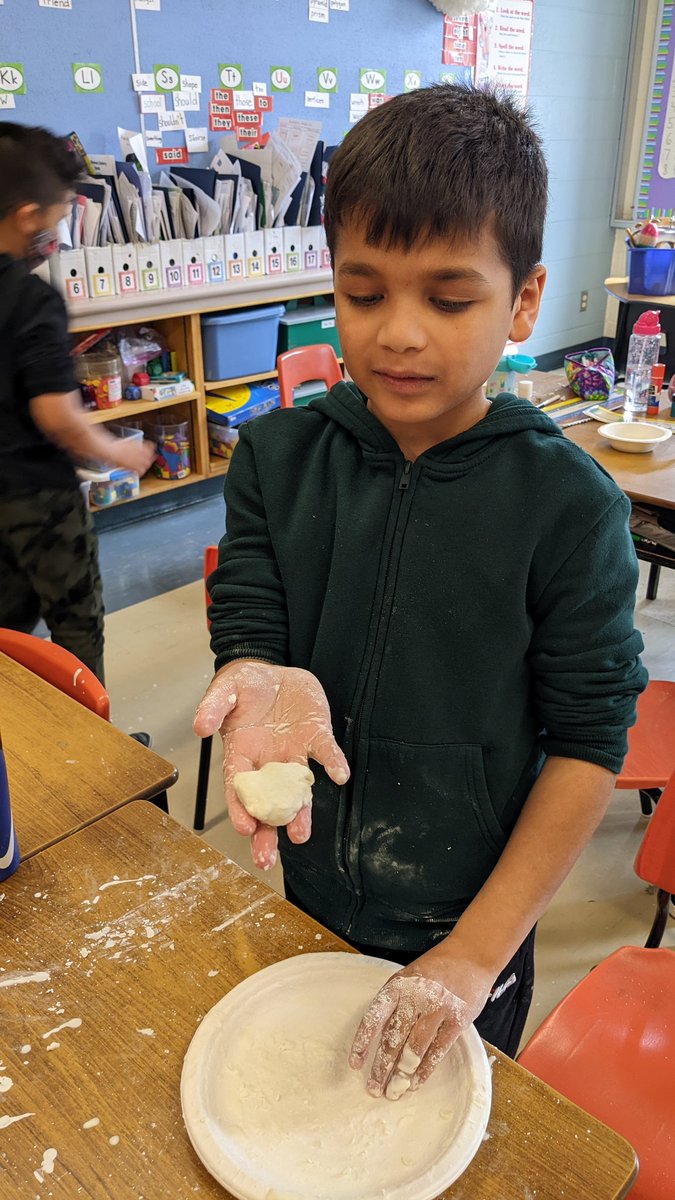 mrshansonclass's tweet photo. Ooblek Fun! Is it a liquid or a solid? Neither! @MargueriteHCDSB @mrscrossonclass https://t.co/tV9TdNXjkM