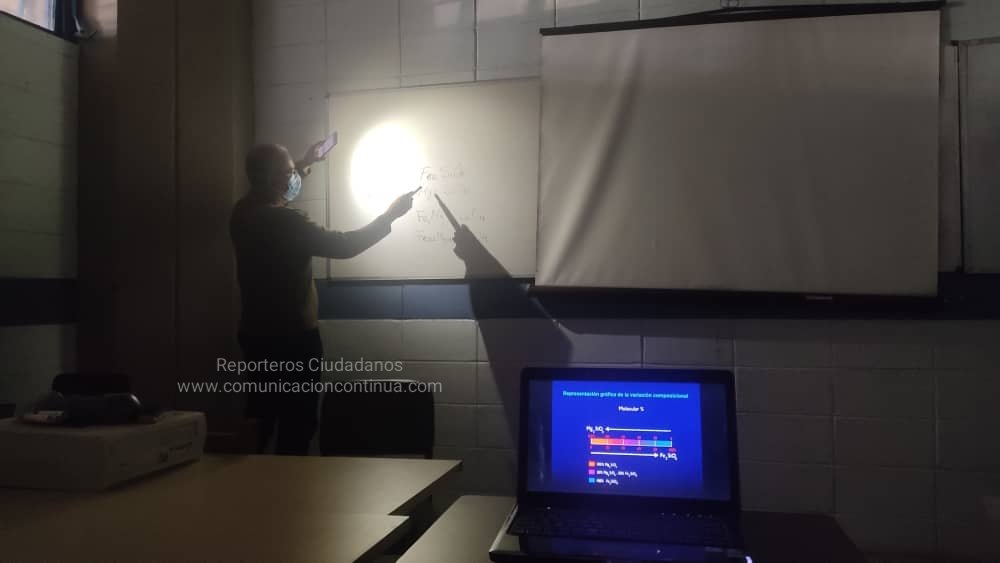 leoperiodista's tweet photo. #25Mar..Así dan clases los profesores en la fac de Ingeniería en el núcleo La Hechicera de #ULA. Con la luz de un celular y la pila desgastada de una vetusta laptop. Gracias a Corpoelec https://t.co/HOKl9MXvu5