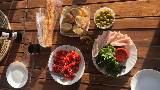 PasteMagazine's tweet photo. The hostel kitchen as a model of sustenance: The unparalleled joy of eating with strangers and making space for commensality. #hostelfood #hostellife #hostelkitchen https://t.co/eaigAw9xBj https://t.co/uM9bvdjCbE