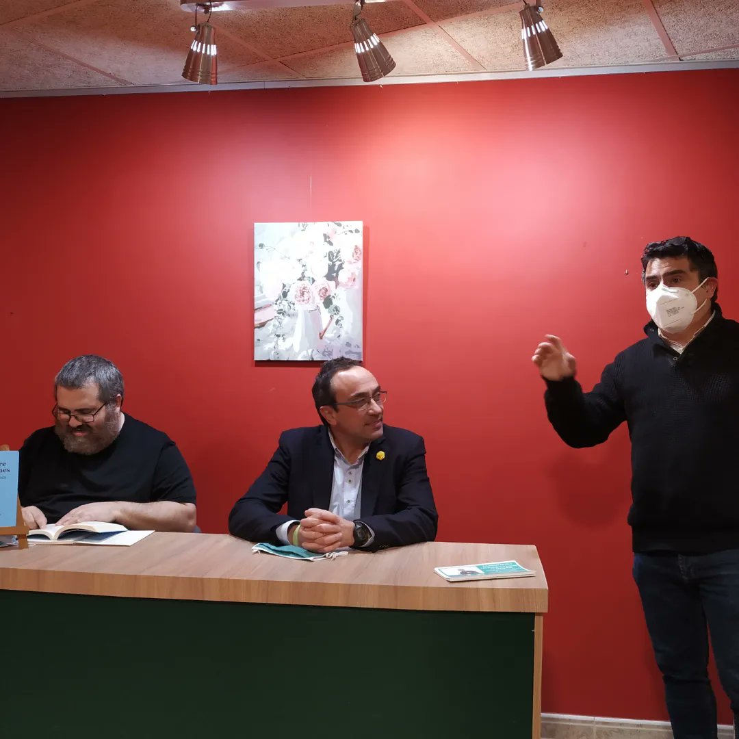roca_montse's tweet photo. @juntsantfruitos amb els companys de @CatSjv , @ematariu i @Joanporras_ , a la presentació del llibre "1 dia d'octubre i 2 poemes" del Conseller @joseprull. "Aquest llibre l' he escrit pels meus fills" https://t.co/CuHAhy1jJ7