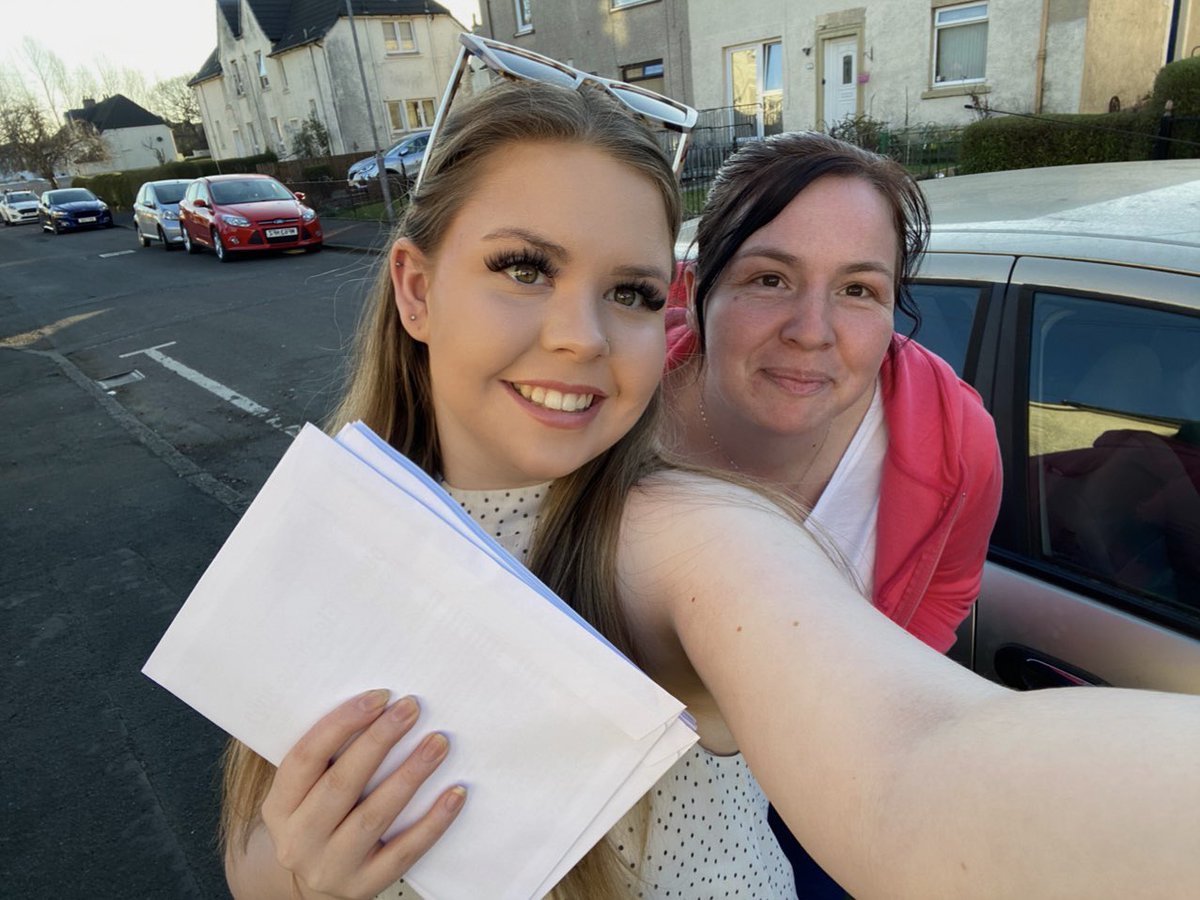 LaurenOxleyx's tweet photo. Had a lovely evening delivering leaflets across Dalmuir West in the sunshine. Make sure to vote 1, 2, 3 SNP if you live in Waterfront! 🗳 #ActiveSNP https://t.co/I6QDSMyiMO