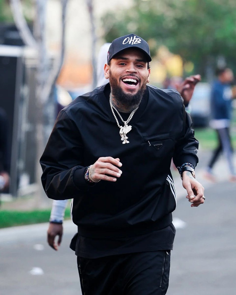 cblivee's tweet photo. Chris Brown all smiles 😁 https://t.co/ll37j8qz35