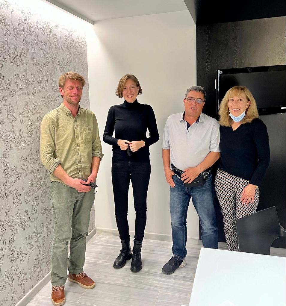 StarckEstates's tweet image. Sonnige Gemüter vor dem Wochenende ☀️☺️

Glücklicher Verkäufer und strahlende Käufer beim heutigen Notartermin🤩
Wir wünschen unseren Schweizer 🇨🇭 Käufern viel Spaß am neuen Projekt und sind gespannt aufs Endergebnis 🏡
Herzlichen Dank🤝😊

👉starck-estates.com/de/properties/…

#sold #trust