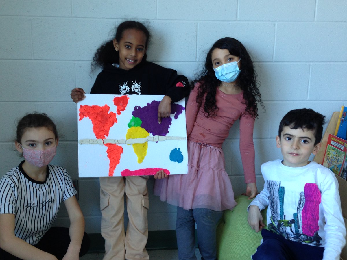 LOdysseeCEPEO's tweet photo. Des oeuvres collaboratives des élèves de la classe de M.Parent réalisées dans le cadre du module IB "Fenêtre sur ma planète". @MonCepeo @iborganization https://t.co/T06ZgFsSG9