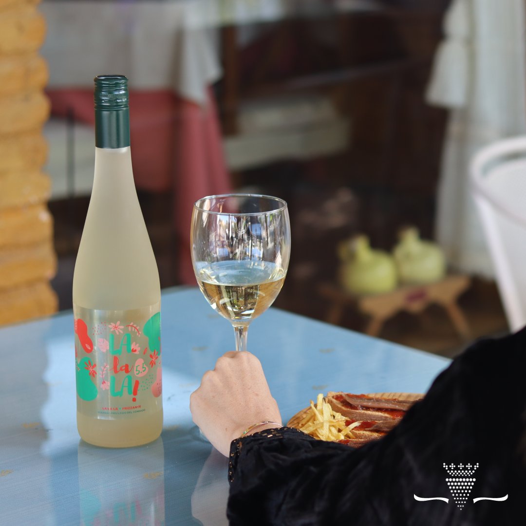 🎶La La La🎶
Así se llama nuestro frizzante que tantas alegrías nos está dando ❤
¡Perfecto para el veranito que está a la vuelta de la esquina!
¿Lo has probado?

#lalala #frizzante #vinofrizzante #vinosdehuelva #vinoblancoafrutado #vinosandaluces #condadodehuelva