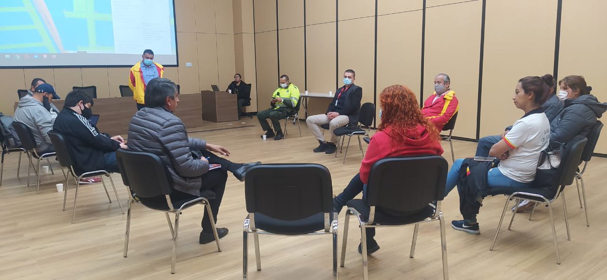 UsmeAlcaldia's tweet photo. #NuestraLabor ✅ Coordinamos reunión con la @DadepBogota, @PoliciaColombia y miembros del Consejo Local de vendedores informales con comerciantes del sector de la plaza La Andrea, quiénes están proponiendo su reubicación.
Queremos avanzar en acuerdos que contribuyan al desarrollo https://t.co/py7d9HHpJ8