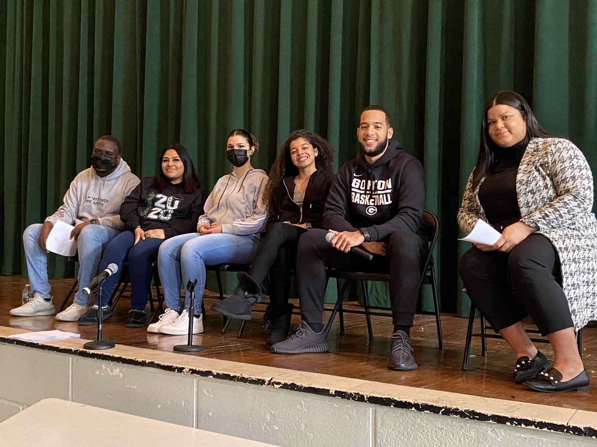 GhsSmart's tweet photo. 6 Smart Scholars Alumni came to @GortonHS this AM to discuss their post HS experiences! @RcollinsJudon @YonkersSchools @quezada1229 @shaggura 🎓🏫 https://t.co/G6u72T6EJt