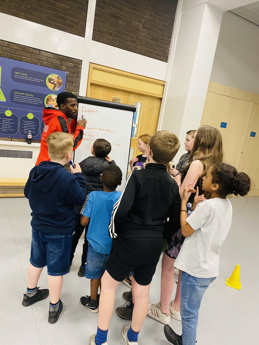 BartonMossCPS's tweet photo. A brilliant youth club tonight predominantly led by @wearekickstart. Special thank you to @_missrobinsonx for supporting our community event tonight. Thank you, the kids had a fabulous time. https://t.co/sTuhXMwZ9r
