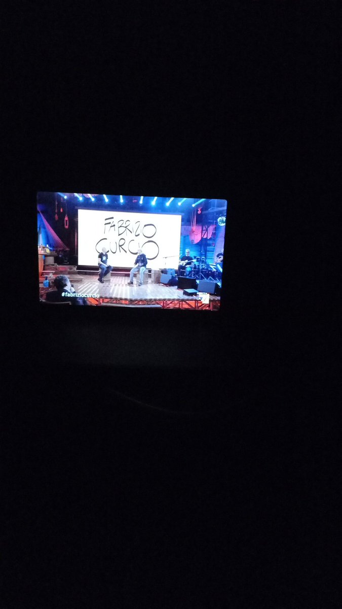 PMangiafave's tweet photo. In camera col covid e senza TV.. ma un modo per vedere @welikeduel si trova sempre https://t.co/ONmYJBJwlS
