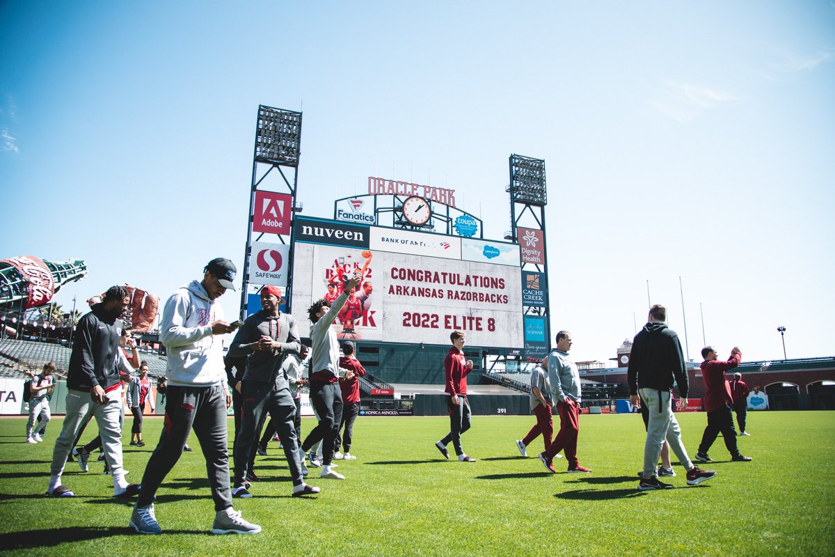 EricPMusselman's tweet photo. Appreciate the @SFGiants for letting us swing by @OracleParkSF this morning before practice! #BayHogs https://t.co/DlT0Ef7k9S