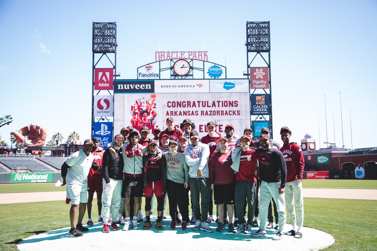 EricPMusselman's tweet photo. Appreciate the @SFGiants for letting us swing by @OracleParkSF this morning before practice! #BayHogs https://t.co/DlT0Ef7k9S