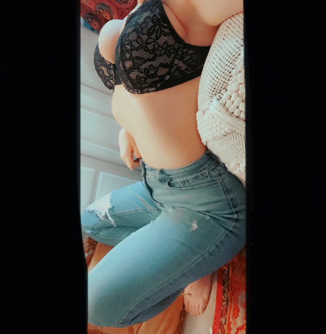 Happy Friday everyone 🌻#HappyFriday #FridayVibes #rippedjeans #sexy #adultcontent #bigboobs #curvy https://t