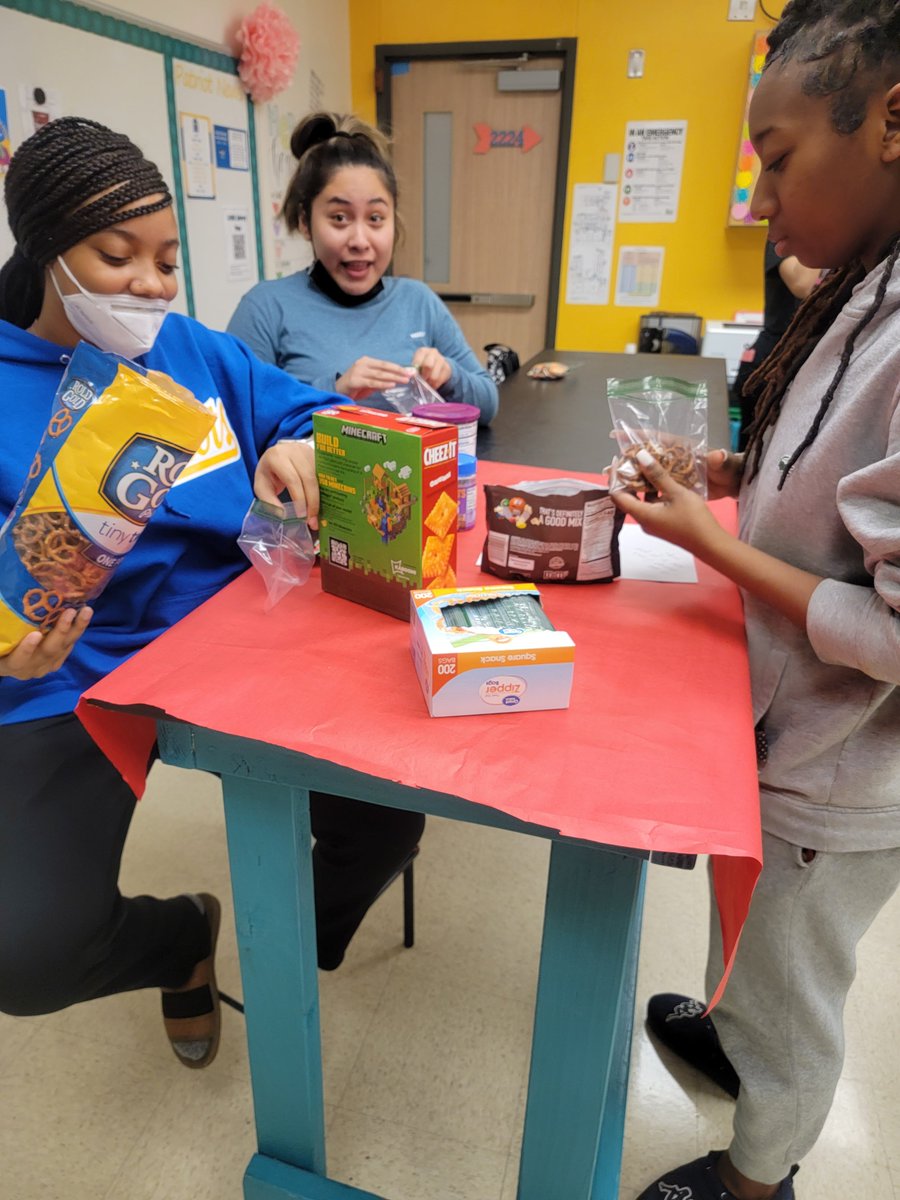 FtiLchs's tweet photo. HGD students learning to make healthy, budget friendly foods. https://t.co/uVPbUmN3nF