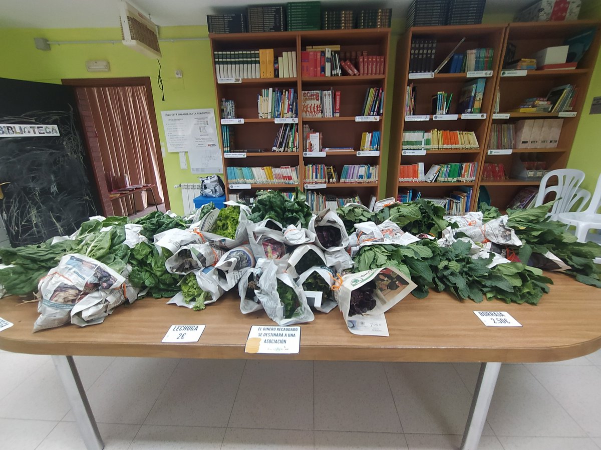CraBajo's tweet photo. Recolección y venta de los productos de invierno de nuestro huerto ecológico... Los niños y niñas han decidido que todo lo recaudado se destine a ayudar al pueblo ucraniano, renunciando a la compra de materiales y juegos para el aula... Poco más que decir... 😍😍🇺🇦🇺🇦
@PivaAragon https://t.co/0EAqssApBC