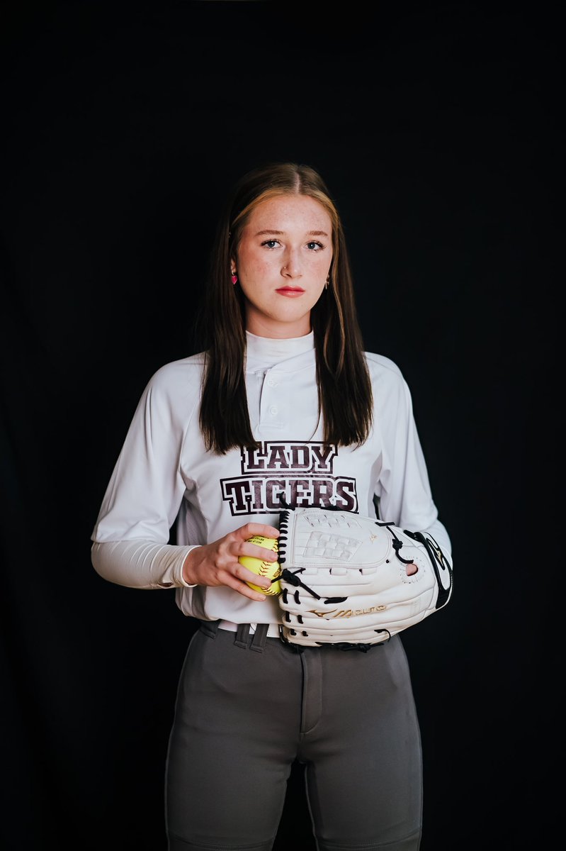 BCLadyTigersSo1's tweet photo. FAVORITES FRIDAY w/ Lady Tigers Softball! Next up — #8 @chlomaeee • • • favorite gatorade: red 🔴 favorite pregame song: don’t cha 🎶 favorite snack: pickle sunflower seeds 🥒 favorite team: st. louis cards ⚾️ favorite pre game meal: fruit 🍉 https://t.co/VqV0y63P6T