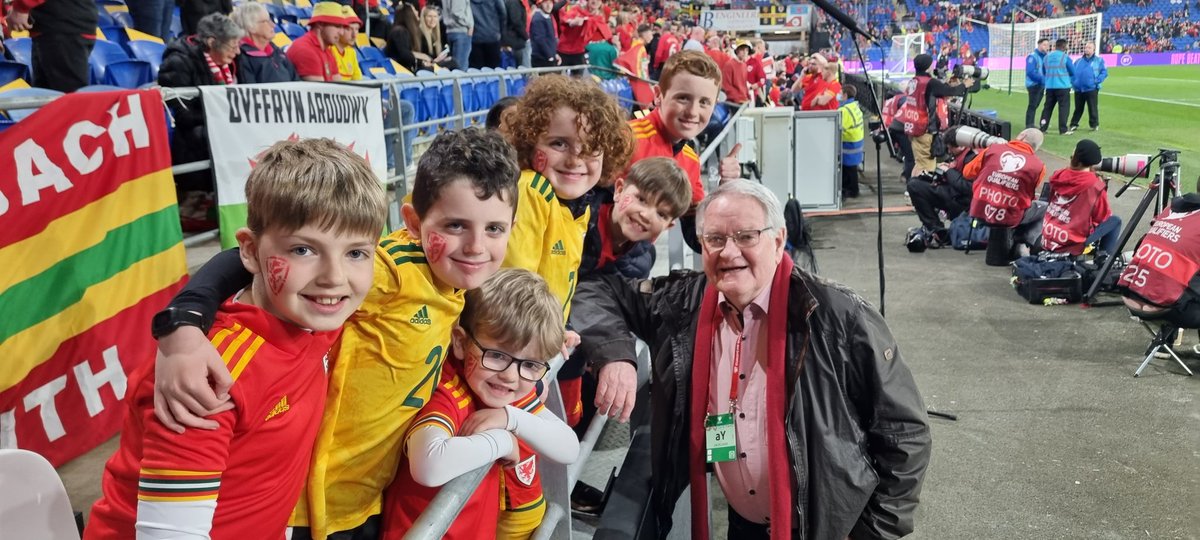 Plant wrth ei bodd yn canu cyn y gem. Diolch am y llun <a href="/dafyddiwan/">Dafydd Iwan</a>. #YmaOHyd <a href="/OwainSgiv/">Owain Schiavone 🏴󠁧󠁢󠁷󠁬󠁳󠁿</a>