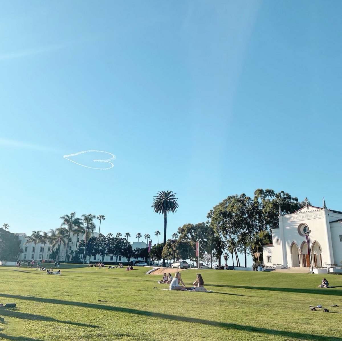 LoyolaMarymount's tweet photo. Scale of ❤️ to ❤️❤️❤️❤️: how much do you love a sunny day in Sunken Garden?
📸: hercampuslmu
#ILoveLMU https://t.co/5d1jhDpzJd